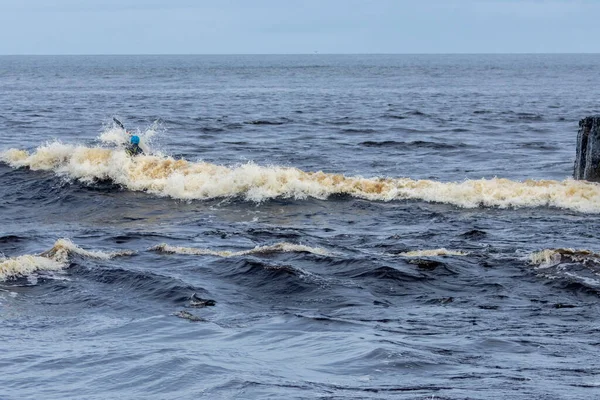 Kajakarstwo Morskie Oceanie Dużymi Falami Sporty Wodne Adrenaliny — Zdjęcie stockowe