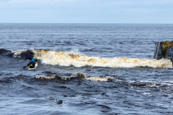 Морские Каяки Океане Большими Волнами Адреналиновые Водные Виды Спорта — стоковое фото