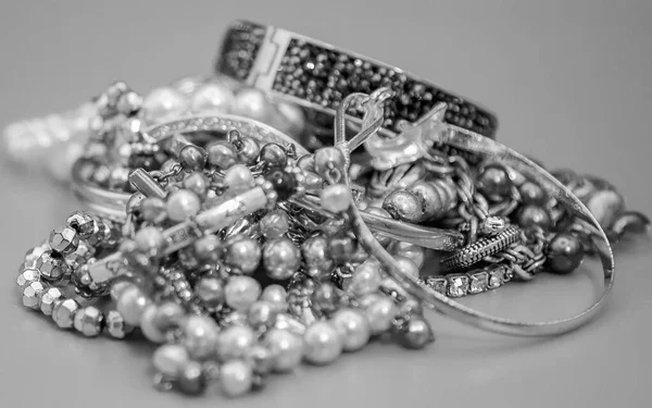 Güzel Siyah Beyaz Mücevherler Boncuklar — Stok fotoğraf