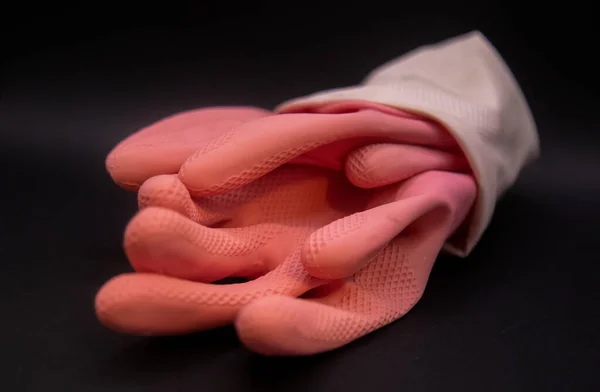 Розовый Резина Мыть Перчатки Черном Фоне — стоковое фото