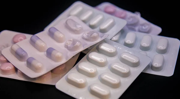 Close Medische Tabletten Een Zwarte Achtergrond — Stockfoto