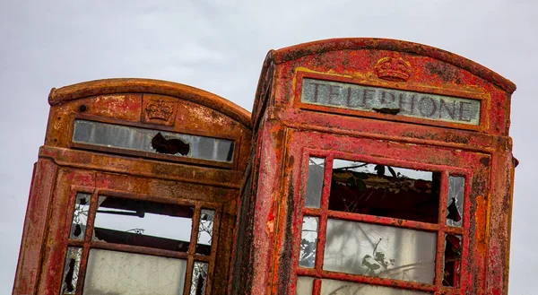 Stará Nepoužitá Britská Červená Telefonní Budka Opuštěná Zničená — Stock fotografie