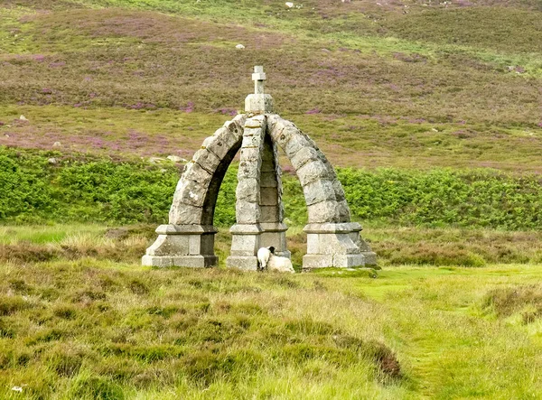 Altes Steindenkmal Für Königin Victoria Auf Einem Hügel Der Nähe — Stockfoto