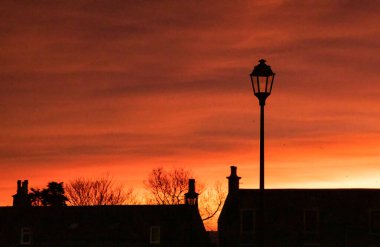 Güzel gün batımı gökyüzü ve karanlık manzaranın manzarası.