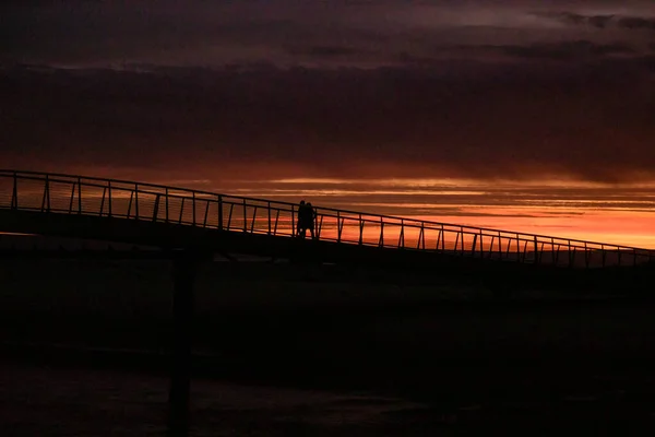Szenische Aufnahme Des Schönen Sonnenuntergangs Und Der Dunklen Landschaft — Stockfoto