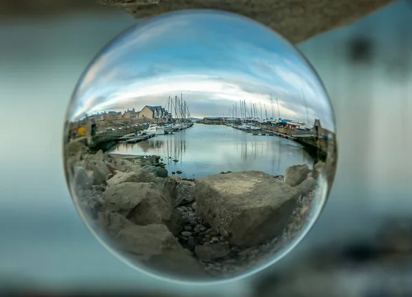 Фотография Стеклянный Шар Захвата Гавани Марины Водной Сцены Через Мяч — стоковое фото