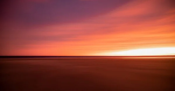 Güzel gün batımı gökyüzü ve karanlık manzaranın manzarası.