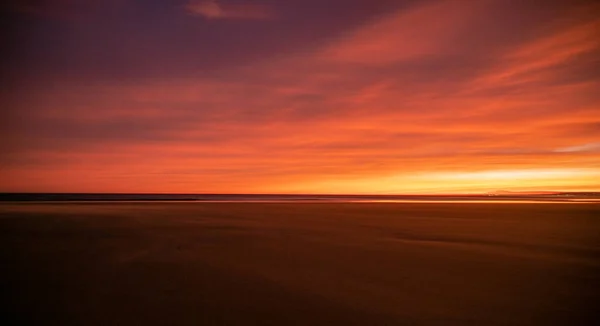 Szenische Aufnahme Des Schönen Sonnenuntergangs Und Der Dunklen Landschaft — Stockfoto