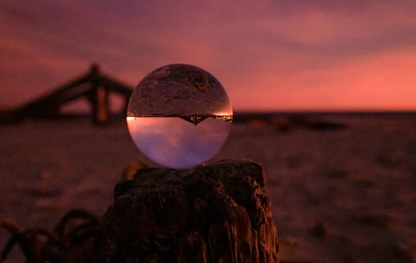 Nahaufnahme Einer Glaskugel Vor Einer Wunderschönen Landschaft Bei Sonnenuntergang — Stockfoto