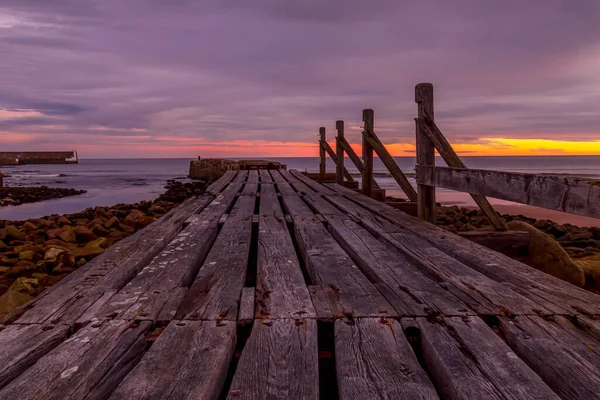 日の出としての屋外シーンの絵のような景色 スコットランドの東からの日の出 海岸のスコットランドのビーチ — ストック写真