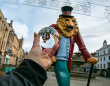 fotoğraf cam top insan eliyle renkli aslan statüsü, sanat, soyut, ilginç, renkli heykel