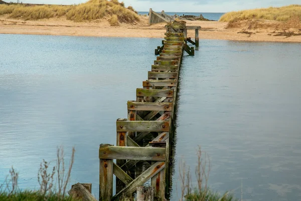 Stará Dřevěná Mostní Kostra Olovem Řadě Přes Řeku Písečné Pláži — Stock fotografie
