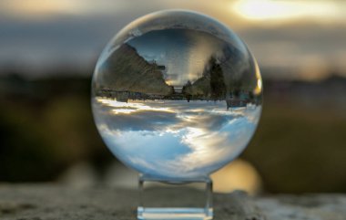 Doğanın yansıması cam bir top aracılığıyla