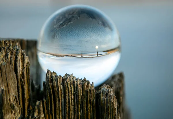 Spiegelung Der Naturlandschaft Durch Eine Glaskugel — Stockfoto