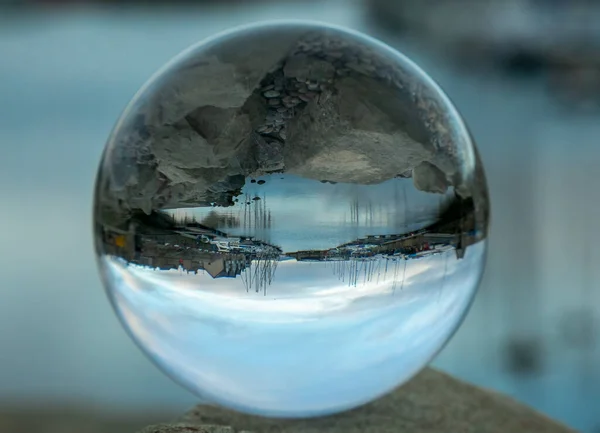 Spiegelung Der Naturlandschaft Durch Eine Glaskugel — Stockfoto