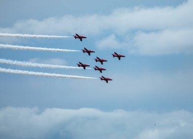 Bir hava gösterisinde uçak akrobasisi.