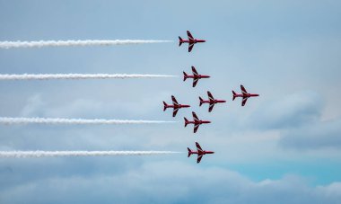 Bir hava gösterisinde uçak akrobasisi.