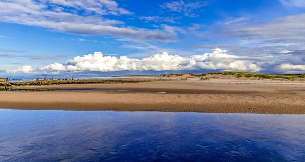 Güzel sahil manzarası. yaz günü