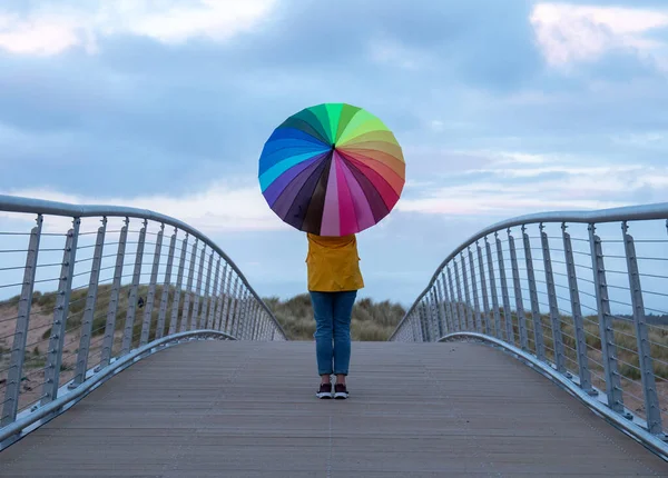 Ensam Flicka Stående Bryggan Med Regnbågens Paraply — Stockfoto