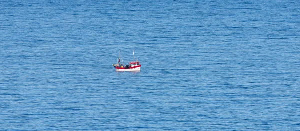 Красивая Красно Белая Рыболовная Лодка Море — стоковое фото