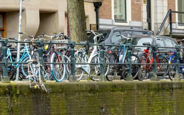 Birçok bisikletin şehri, Amsterdam caddeleri her yerde bisikletler
