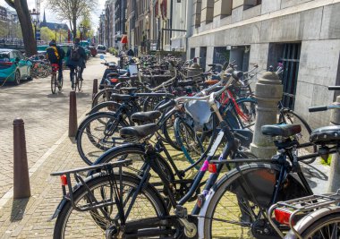 Birçok bisikletin şehri, Amsterdam caddeleri her yerde bisikletler