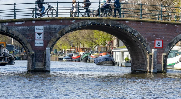 Вода Каналы Мосты Лодки Каналах Амстердаме — стоковое фото