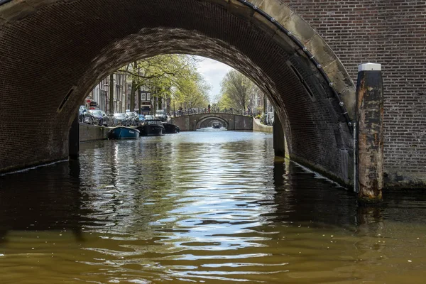 Woda Kanały Mosty Łodzie Kanałach Miasta Amsterdam — Zdjęcie stockowe