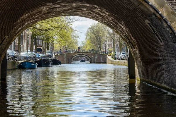 Amsterdam Daki Kanallarda Kanallar Köprüler Tekneler — Stok fotoğraf