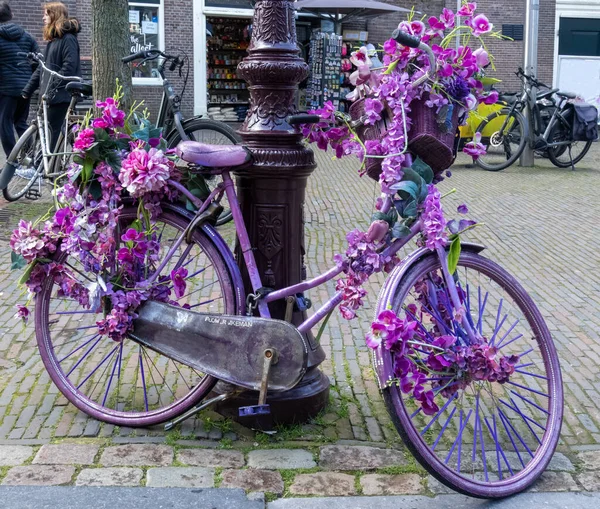 Πολύχρωμα Σχεδιασμένα Ποδήλατα Στους Δρόμους Του Άμστερνταμ — Φωτογραφία Αρχείου