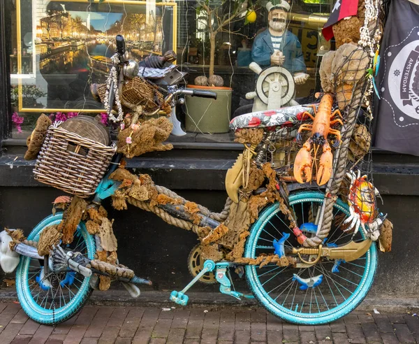 다채롭게 설계된 자전거가 암스테르담의 주변에 전시되어 — 스톡 사진