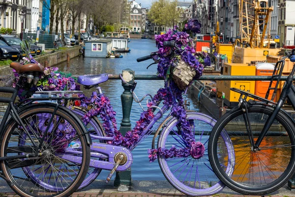 Красочно Оформленные Велосипеды Улицах Амстердама — стоковое фото