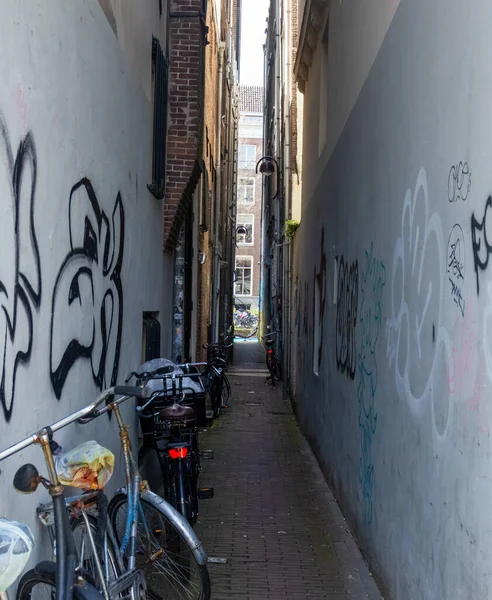 Callejón Estrecho Amsterdam Con Graffiti Bicicletas — Foto de Stock