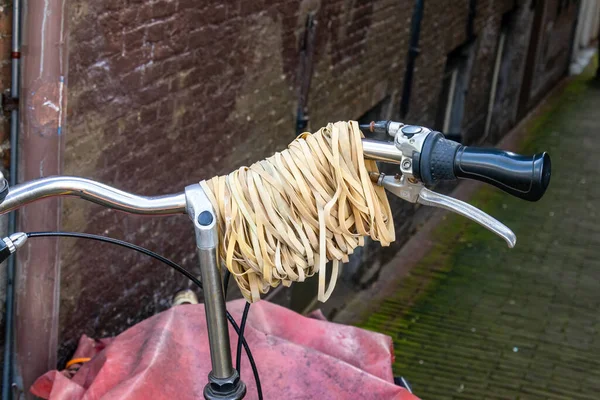 Bandas Elásticas Sobre Manillar Una Bicicleta Cartero Ciudad Amsterdam —  Fotos de Stock