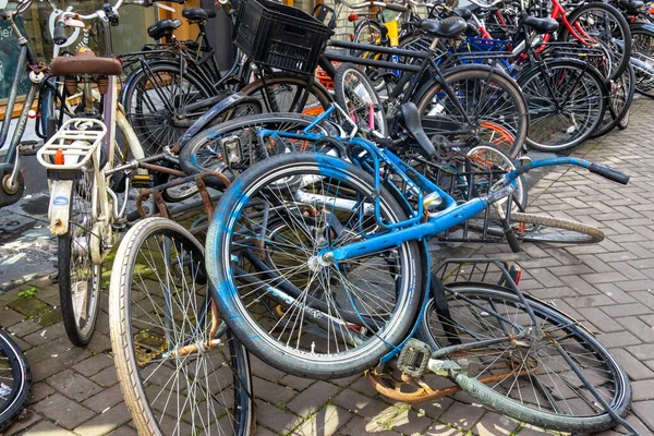 Σωρός Από Παλιά Ποδήλατα Στο Δρόμο Στο Άμστερνταμ — Φωτογραφία Αρχείου