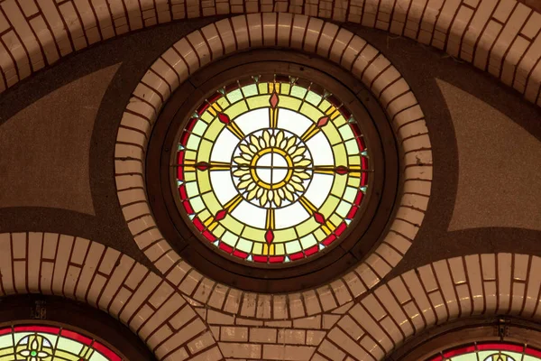 Eski camlar, geleneksel, tarihi pencereler. Güzel renklerde camlar.