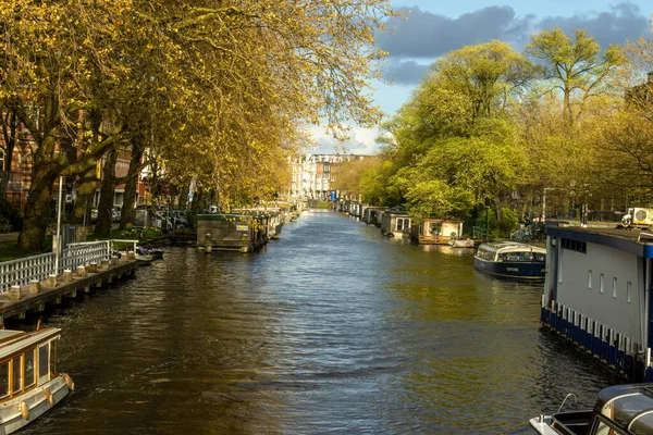 Amesterdão Primavera Canal Amsterdã Com Barco Água Abriga Cada Lado — Fotografia de Stock