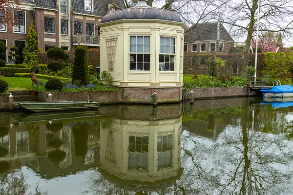 Ολλανδικό Κανάλι Όμορφη Αντανάκλαση Των Σκαφών Και Σπίτι Τσάι Κτίρια — Φωτογραφία Αρχείου