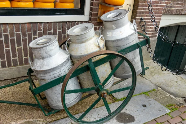 Three Metal Milk Churns Green Cart Big Wheel Making Cheese — Stock Photo, Image