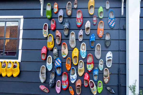 荷兰阿姆斯特丹的一堵木制墙壁上设计了五颜六色的塞子 荷兰传统鞋类装饰供展示 — 图库照片