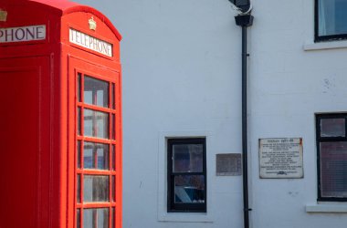 Meşhur kırmızı telefon kulübesi, İskoçya 'nın doğu kıyısındaki Pennan köyünde Yerel Kahraman filminin çekildiği yerdeydi.
