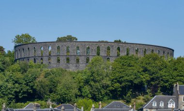 İskoçya 'nın batı kıyısında popüler bir turistik eğlence ve tatil merkezi olan Oban, Argyll & Bute, İskoçya' daki Battery Hill 'deki McCaig kulesi. 