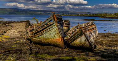 Üç gemi eski ahşap balıkçı teknelerini enkaza çevirdi. Salen tarafından, Mull Adası 'nda.