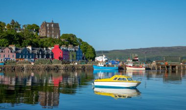 Tobermory kasabası, Mull Adası, İskoçya. Deniz kenarında parlak renkli güzel dükkanlar ve evler var. Çocuk televizyon dizisi Balamory ile ünlüdür. Adaya tatile gelen bir sürü ziyaretçiyle meşguldüm. 