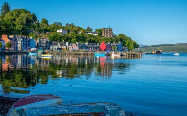 Tobermory kasabası, Mull Adası, İskoçya. Deniz kenarında parlak renkli güzel dükkanlar ve evler var. Çocuk televizyon dizisi Balamory ile ünlüdür. Adaya tatile gelen bir sürü ziyaretçiyle meşguldüm. 