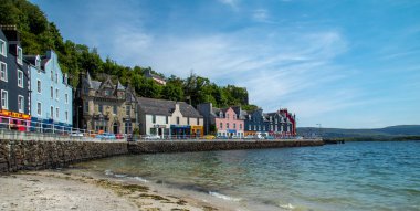 Tobermory kasabası, Mull Adası, İskoçya. Deniz kenarında parlak renkli güzel dükkanlar ve evler var. Çocuk televizyon dizisi Balamory ile ünlüdür. Adaya tatile gelen bir sürü ziyaretçiyle meşguldüm. 