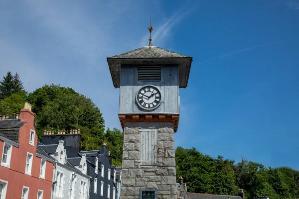 Tobermory 'deki şehir merkezi saat kulesi, güneşli Mull Adası, güzel mavi gökyüzü arka planı. 