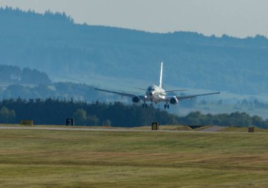 P8, RAF askeri uçağı RAF Lossiemouth pistinden kalkıyor.