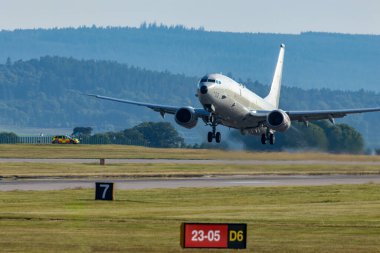 P8 uçağı RAF Lossiemouth pistinden kalkıyor.