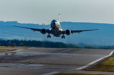 P8 uçağı RAF Lossiemouth pistinden kalkıyor.